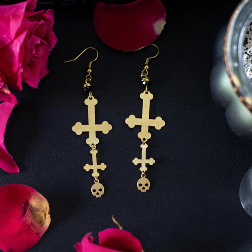 Boucle d’oreille croix renversée avec tête de mort en laiton