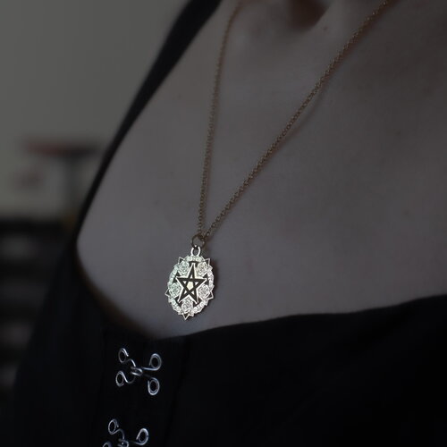 Simple collier pendentif pentacle romantique et roses en  laiton