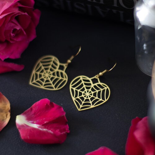 Boucles d'oreilles simple en forme de coeur et toile d’araignée en laiton
