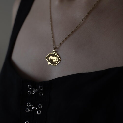 Simple collier pendentif bouche de vampire : morsure d’amour en laiton