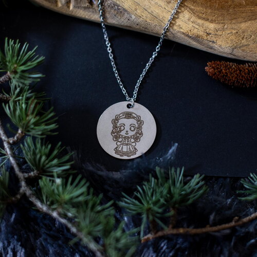 Collier pendentif ras de cou médaillon poupée effrayante
