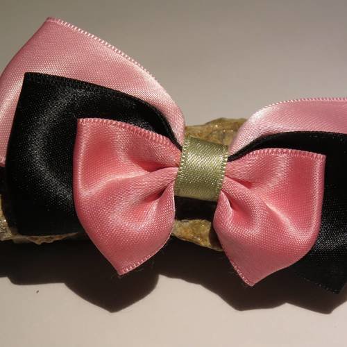 Gros noeud papillon en tissu satin rose et noir pour les cheveux sur différents supports