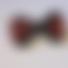 Broche avec petit noeud papillon ruban satin noir et écossais rouge