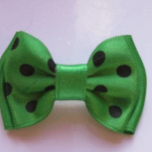Barette plastique 4 cm avec noeud papillon en tissu satin vert et gros pois noirs 