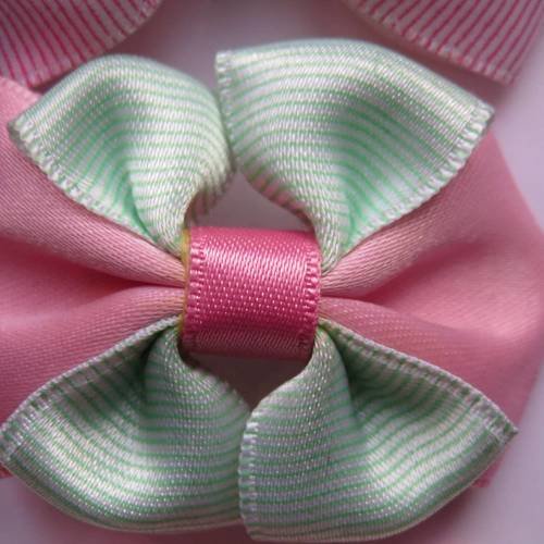 Barette métal 5 cm avec noeud papillon en tissu satin rose et vert rayé blanc 