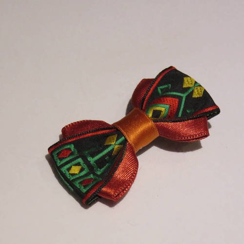 Barrette plastique 4 cm avec petit noeud papillon en tissu satin marron clair et imprimé 