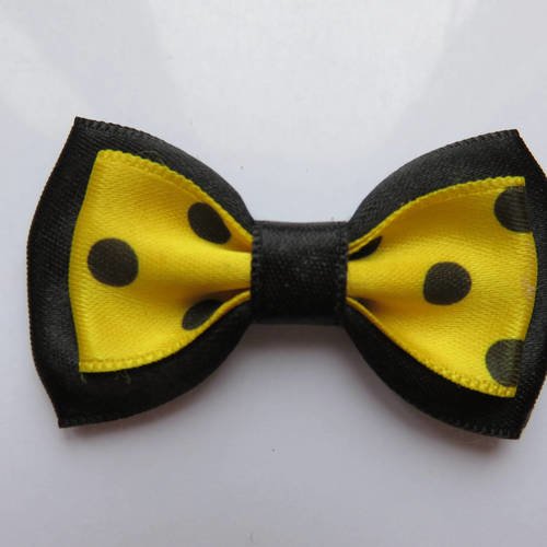 Barrette plastique 4 cm avec petit noeud papillon en tissu noir et jaune à gros pois noirs 