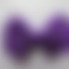 Petit peigne plastique 3 cm avec noeud papillon en tissu satin violet et violet à gros pois noirs 
