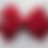 Barrette plastique 4 cm avec petit noeud papillon en tissu satin rouge cerise 