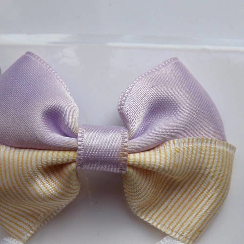 Barrette métal 5 cm avec petit noeud papillon en tissu satin mauve et pêche rayé blanc 