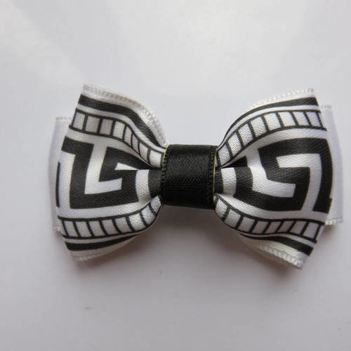 Barrette métal 5 cm avec noeud papillon en tissu satin blanc et imprimé géométrique blanc et noir 