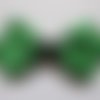 Pince crocodile métal 4 cm avec petit noeud papillon en tissu satin vert à gros pois noirs 