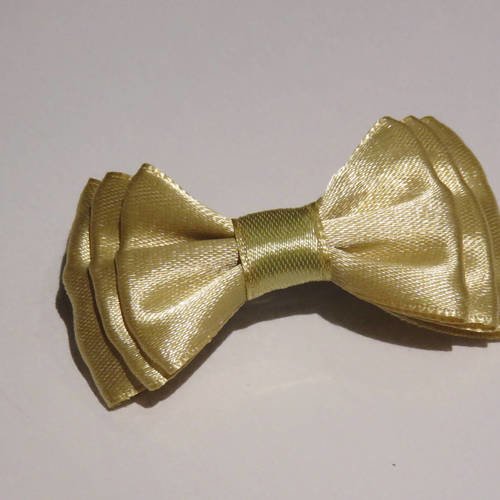 Barrette plastique 4 cm avec petit noeud papillon en tissu satin or 