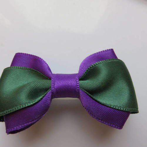 Barrette plastique 4 cm avec petit noeud papillon en tissu satin violet et vert sapin 