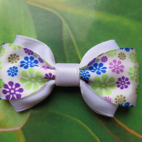Barrette plastique 4 cm avec petit noeud papillon en tissu satin blanc et imprimé fleur vert, violet, bleu 