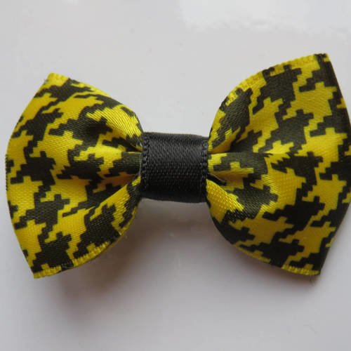 Barrette plastique 4 cm avec petit noeud papillon en tissu satin imprimé jaune ciel et noir 