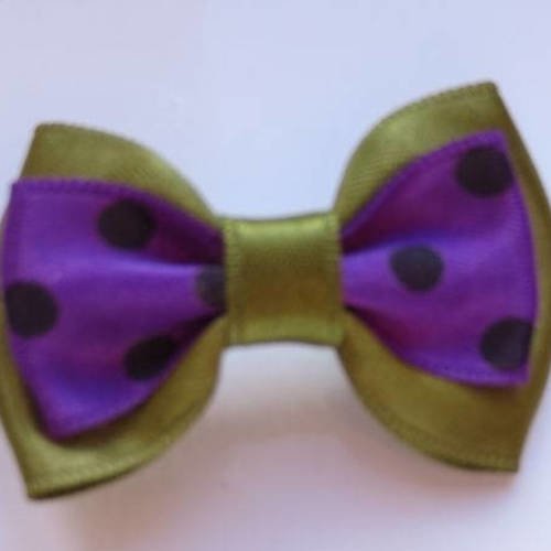 Barrette plastique 4 cm avec noeud papillon en tissu kaki et violet à gros pois noirs 