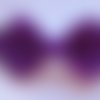 Barette plastique 4 cm avec noeud papillon en tissu satin violet et gros pois noirs 