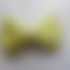 Barrette plastique 4 cm avec petit noeud papillon en tissu satin jaune pâle 