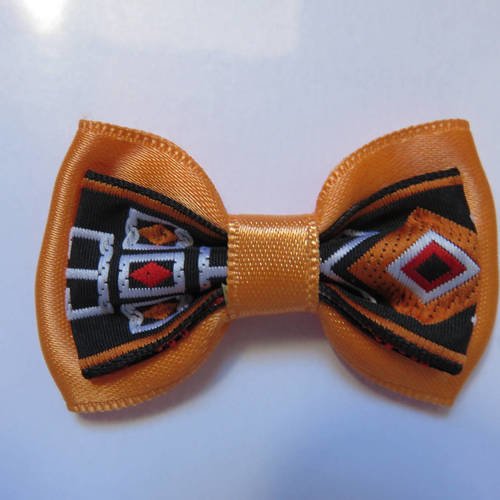 Barrette plastique 4 cm avec avec petit noeud papillon en tissu satin abricot et imprimé 