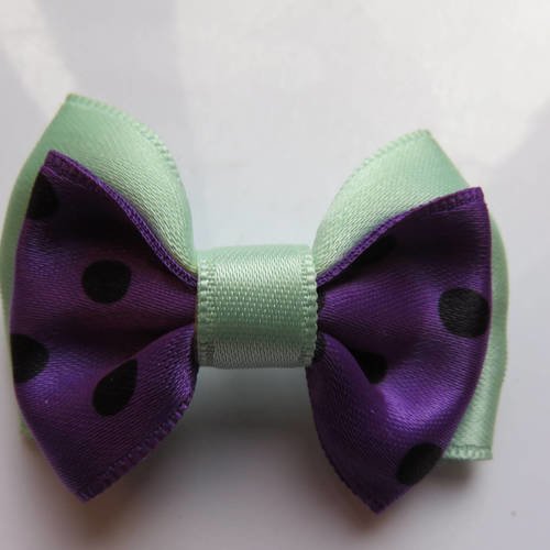 Barrette plastique 4 cm avec petit noeud papillon en tissu satin vert d'eau et violet à gros pois noirs 
