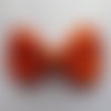 Barrette plastique 4 cm avec petit noeud papillon en tissu satin orange 