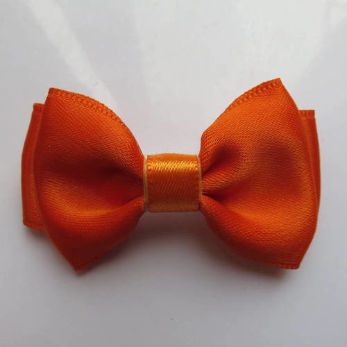 Barrette plastique 4 cm avec petit noeud papillon en tissu satin orange 