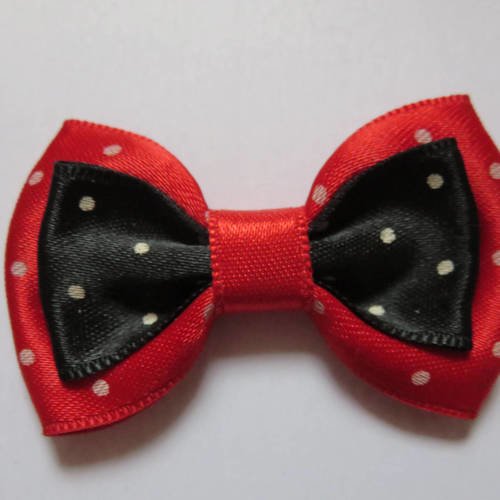 Barrette plastique 4 cm avec avec petit noeud papillon en tissu satin rouge et noir à petits pois noirs 