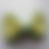 Barrette plastique 4 cm avec petit noeud papillon en tissu satin vert pâle et jaune 