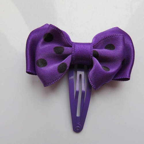 Barrette clic clac 5 cm avec noeud papillon en tissu satin violet et violet à gros pois noirs 