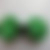 Barrette plastique 4 cm avec petit noeud papillon en tissu satin vert à gros pois noirs 