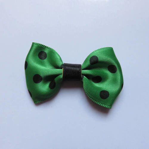 Barrette métal 5 cm avec petit noeud papillon en tissu satin vert à gros pois noirs 