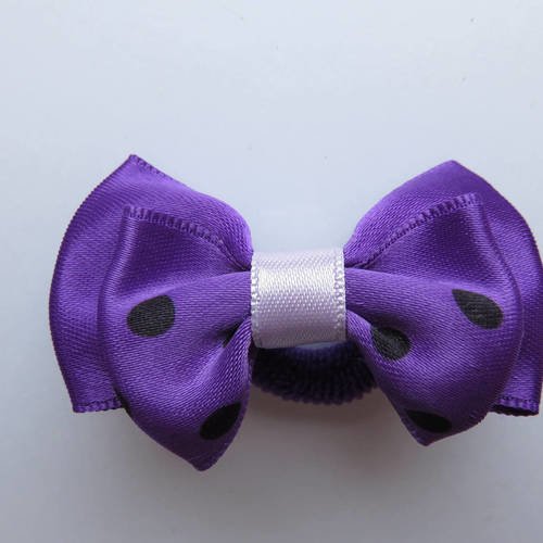 Chouchou élastique mousse avec noeud papillon en tissu satin violet et violet à gros pois noirs 