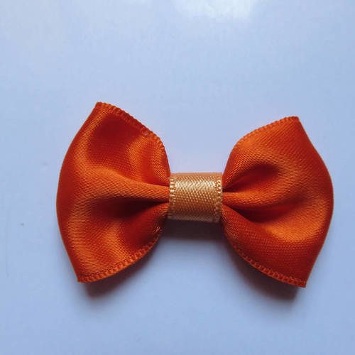 Barrette métal 5 cm avec petit noeud papillon en tissu satin uni orange 