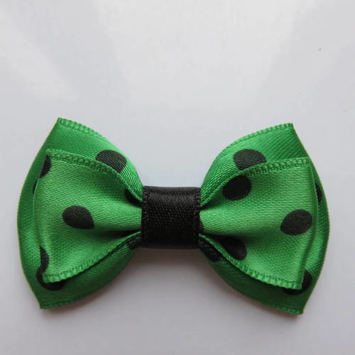 Barrette plastique 4 cm avec petit noeud papillon en tissu satin vert à gros pois noirs 
