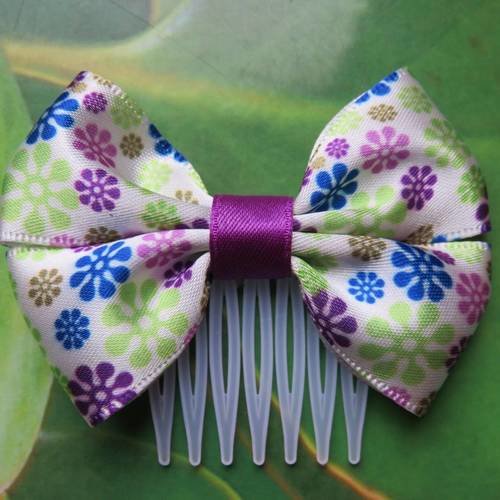 Petit peigne plastique 3 cm avec petit noeud papillon en tissu satin imprimé fleur vert, violet, bleu 