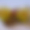 Gros noeud papillon en tissu satin écru et organza jaune rayé multicolore pour les cheveux sur différents supports