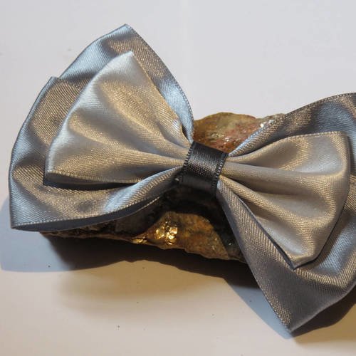 Barrette métal 7 ou 10 cm avec gros noeud papillon en tissu satin gris moyen et gris clair 