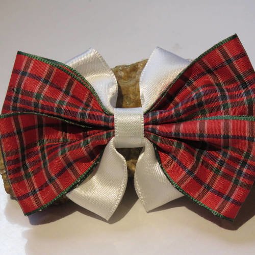Barrette métal 7 cm avec gros noeud papillon en tissu satin blanc et tartan écossais rouge 
