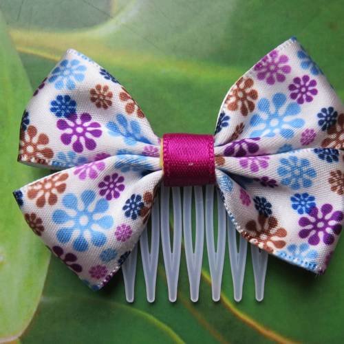 Petit peigne plastique 3 cm avec petit noeud papillon en tissu satin imprimé fleur bleu, violet, marron 