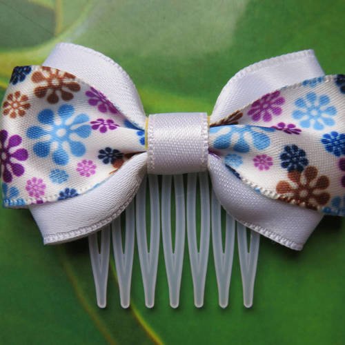 Petit peigne plastique 3 cm avec petit noeud papillon en tissu satin blanc et imprimé fleur bleu, violet, marron 