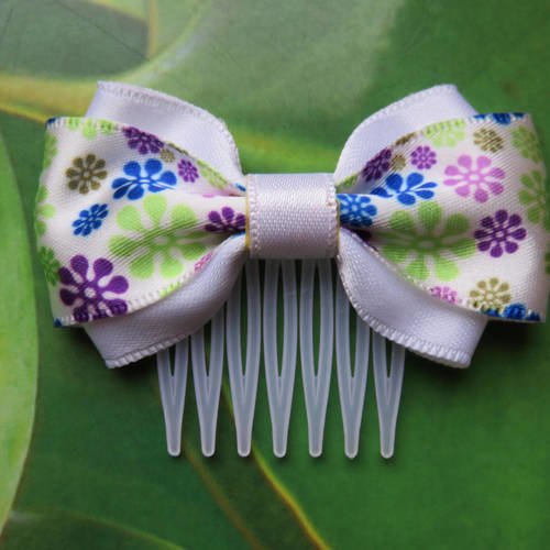 Petit peigne plastique 3 cm avec petit noeud papillon en tissu satin blanc et imprimé fleur vert, violet, bleu 