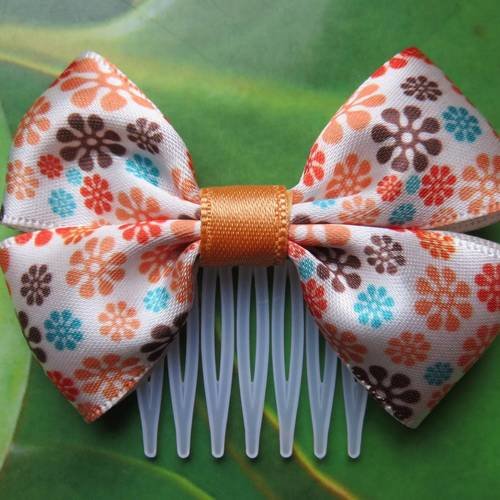 Petit peigne plastique 3 cm avec petit noeud papillon en tissu satin imprimé fleur orange, marron, bleu 
