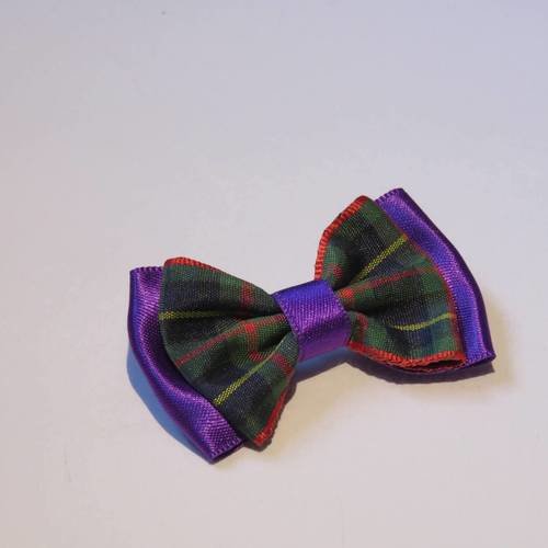 Broche avec petit noeud papillon ruban satin violet et écossais
