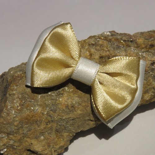 Barrette métal 5 cm avec petit noeud papillon en tissu satin blanc et or