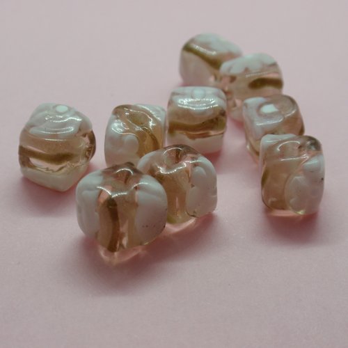 Lot de 5 perles cubiques en verre roses et blanches 8x7x7mm