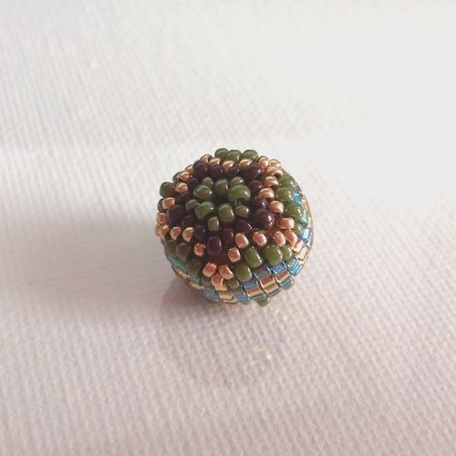 Jolie perle ronde en bois habillée de perles delicas et rocailles miyuki 16mm