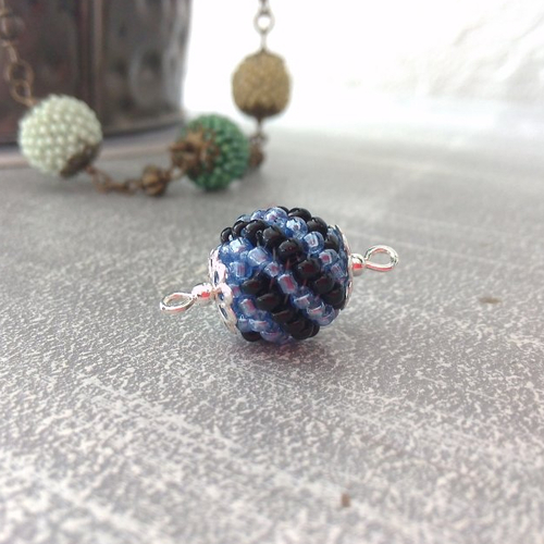 Connecteur perle ronde en bois perlée, tissée de rocailles noir et bleu