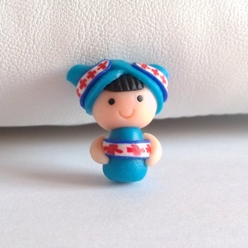 Perle petite fille turban bleu personnage kawaïï en pâte polymère ou fimo 