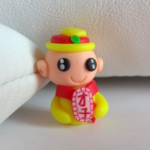 Perle petit garçon japonais personnage kawaïï en pâte polymère ou fimo 